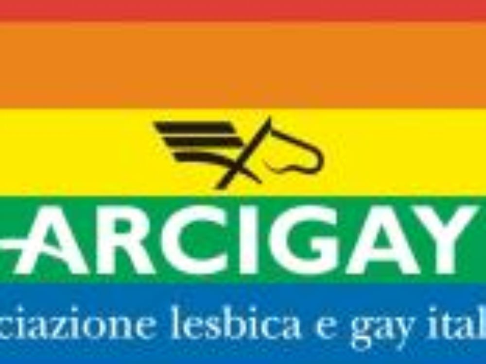 Reggio, gay ingiuriato e aggredito