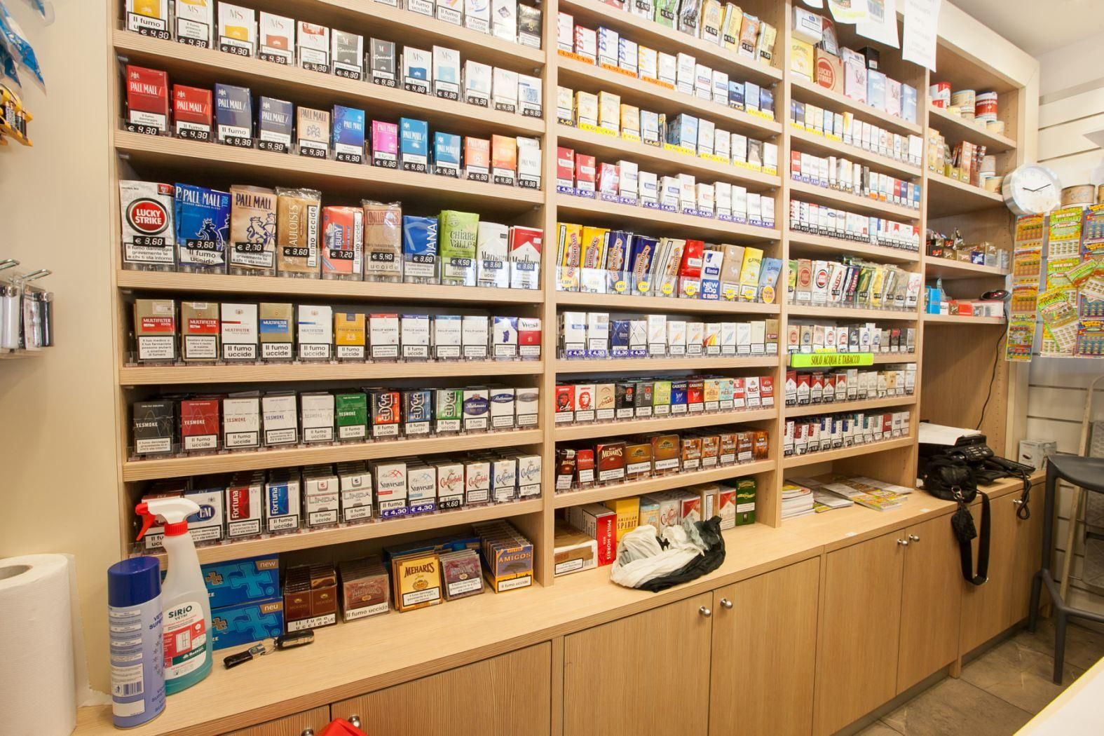 Rapinano una tabaccheria e poi fuggono a piedi