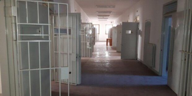 Rivolta sfiorata nel carcere minorile di Catanzaro: i detenuti si barricano nel refettorio. Incendiata una cella