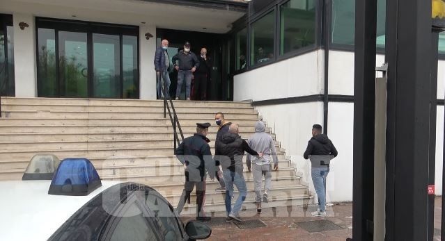 Cosenza, non si fermano all’alt e investono un carabiniere: fermate tre persone – VIDEO