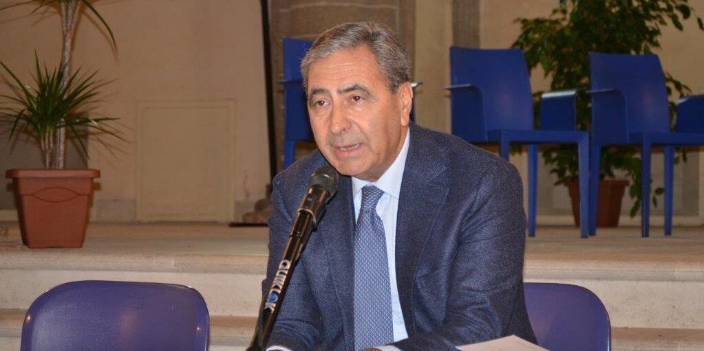 San Lucido, due proiettili davanti a casa del sindaco De Tommaso. La denuncia e la solidarietà