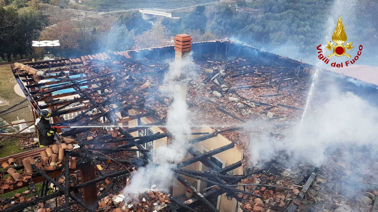 Paura a Nocera, un incendio distrugge il tetto di una villetta – VIDEO