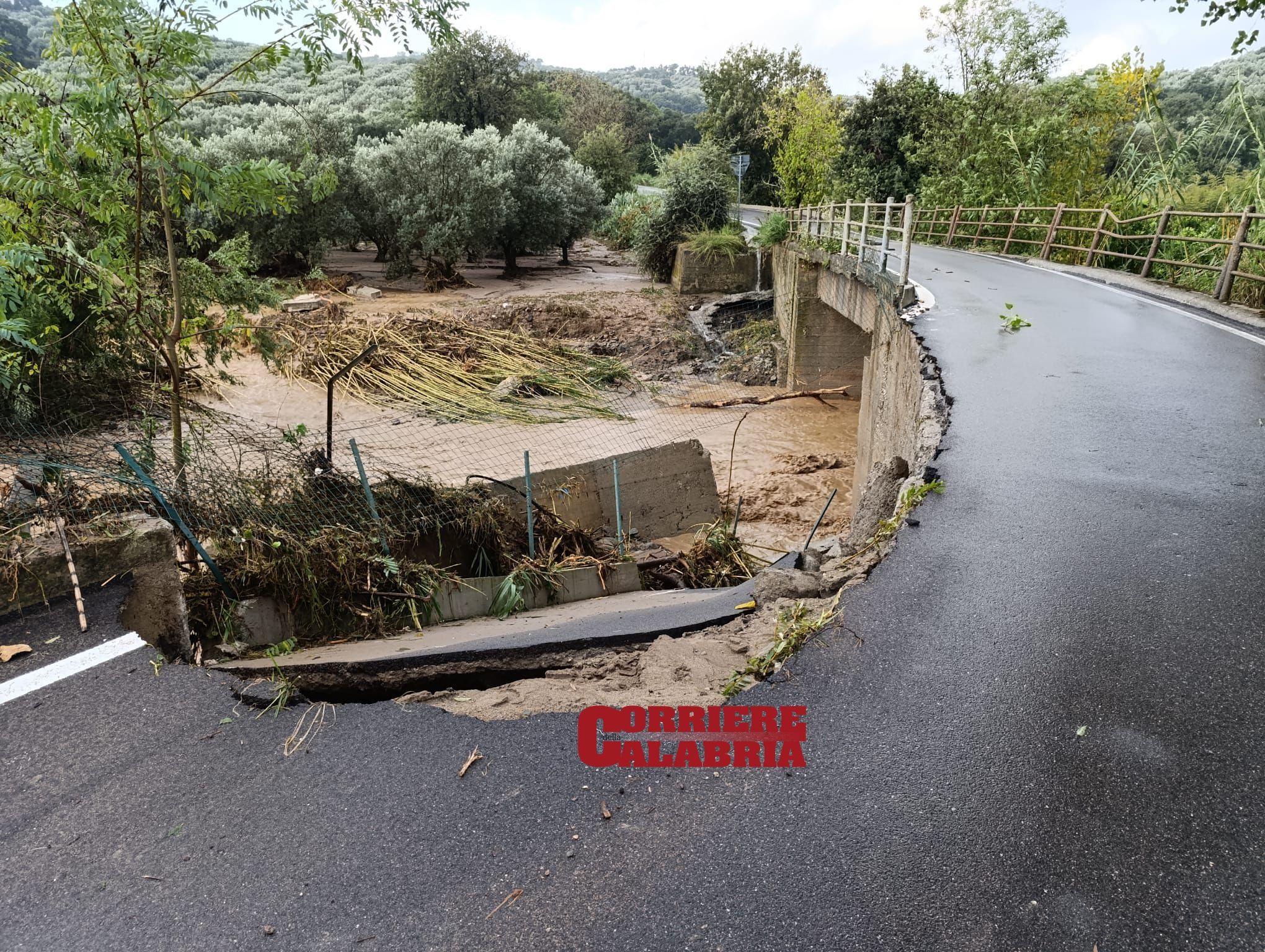 San Pietro a Maida completamento isolato. Cittadini spalano fango in attesa dei soccorsi – FOTO