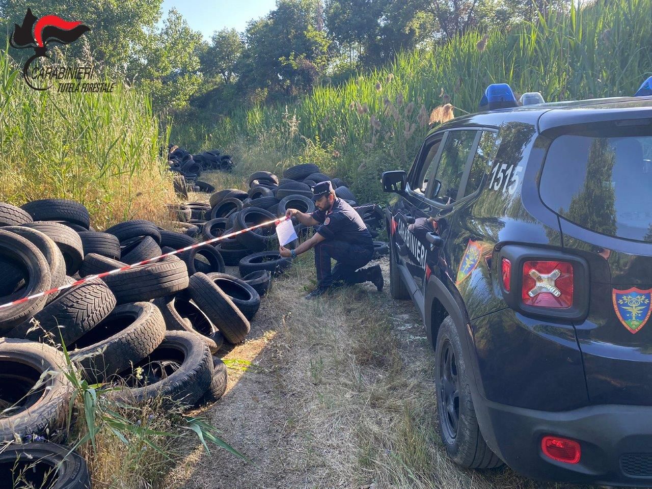 Smaltivano illecitamente pneumatici nel Cosentino, sgominata banda