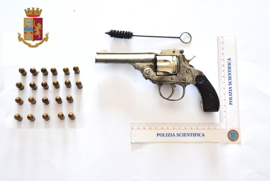 Nascondevano pistola clandestina, arrestati padre e due figli