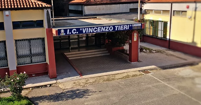 Corigliano Rossano, mettono a ferro e fuoco una scuola: due fermati