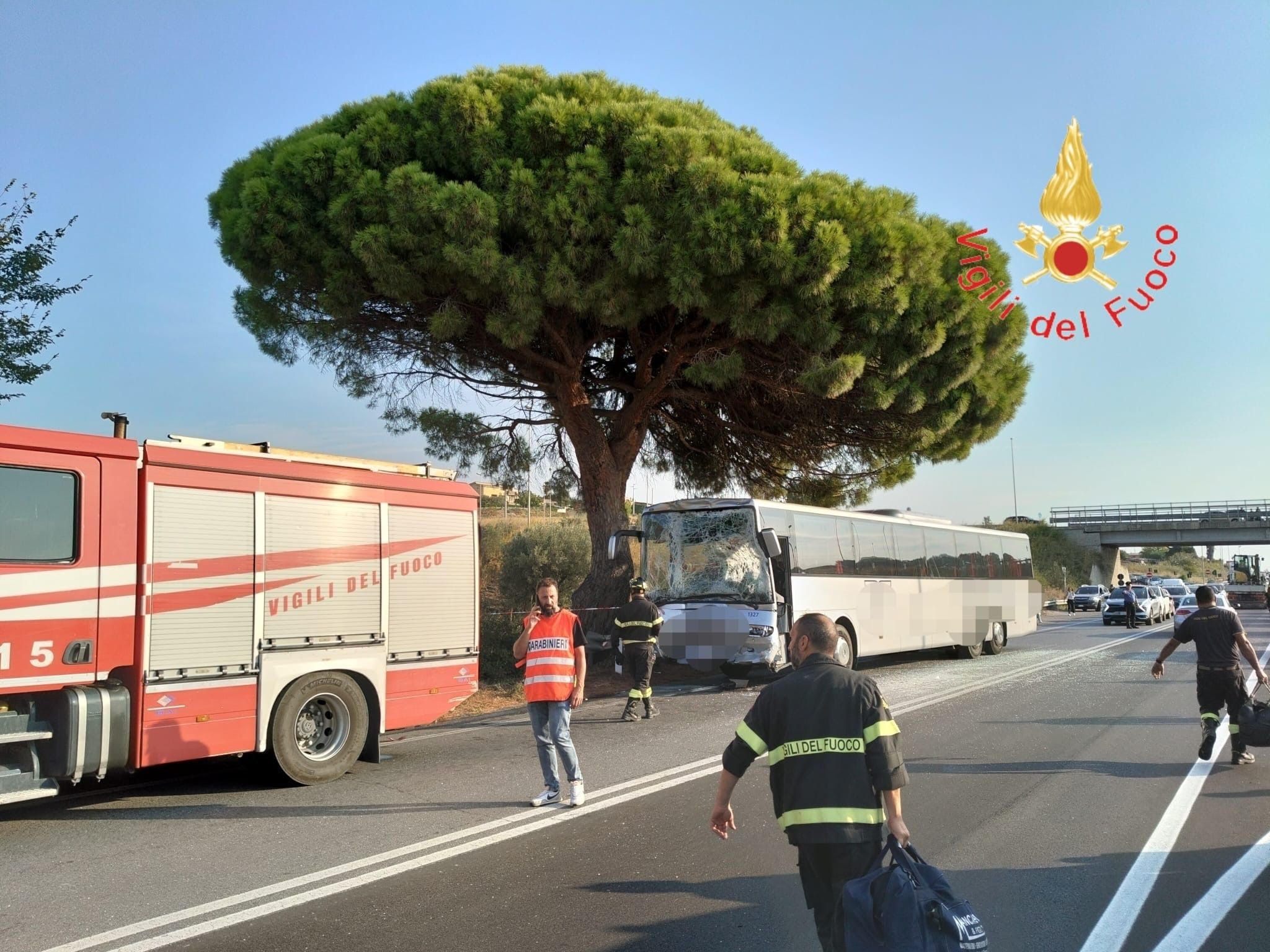 Scontro tra due autobus sulla Statale 106 a Simeri Crichi, a bordo circa 100 passeggeri: tra loro alcuni feriti lievi – FOTO