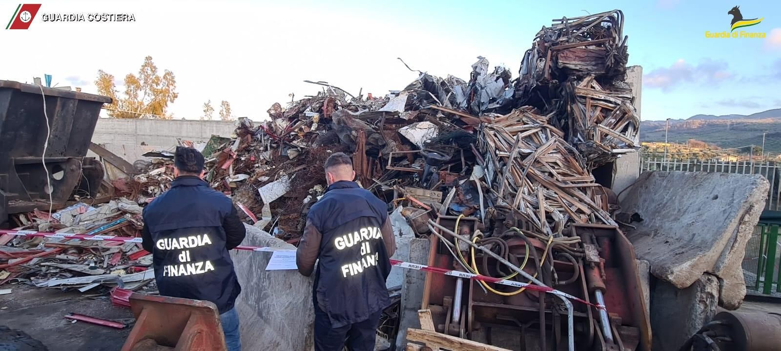 Lamezia Terme, scoperte discariche abusive con rifiuti speciali pericolosi – VIDEO E FOTO