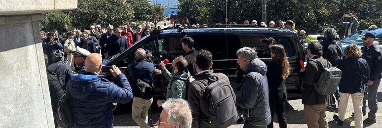 Ponte, a Messina fischi e lancio di carta igienica per Ciucci