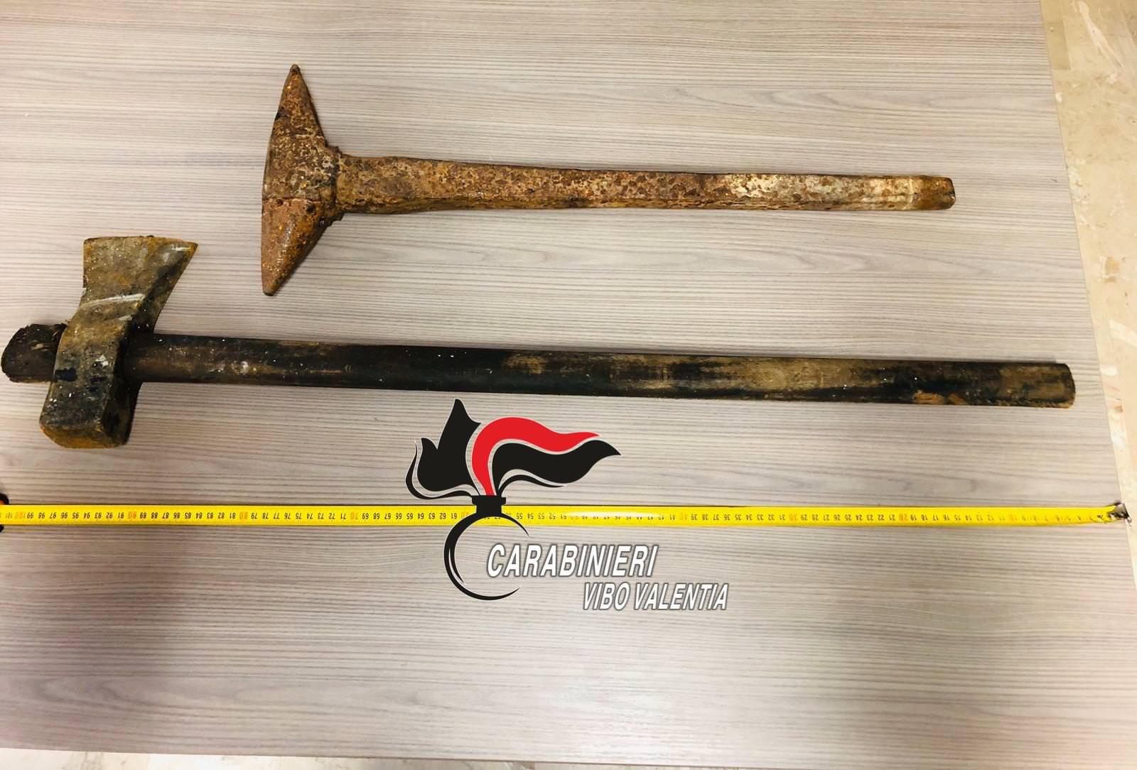 Maierato, lametino fermato con due asce e denunciato