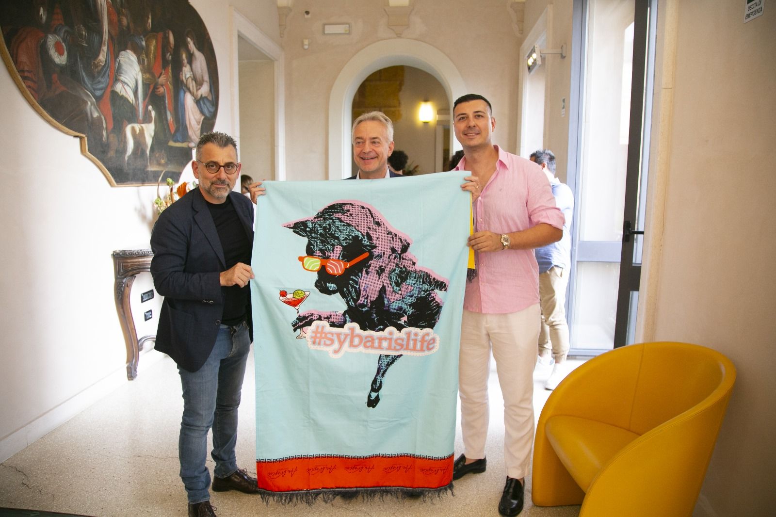 A ruba la collezione “mare Mid Pop Design” di Ambrosia tematizzata sui marcatori identitari distintivi – FOTO