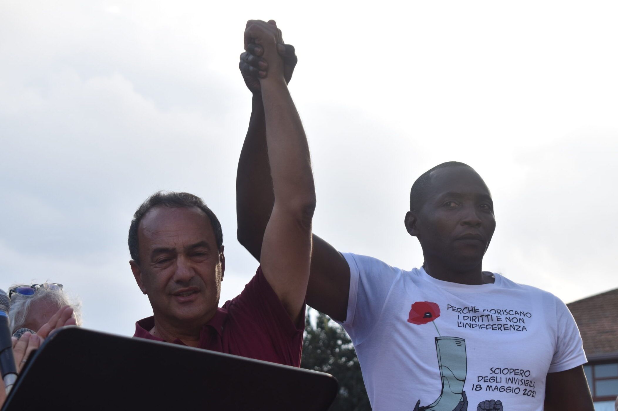 «Siamo tutti Mimmo Lucano», l’abbraccio di Riace e le lacrime dell’ex sindaco – FOTO