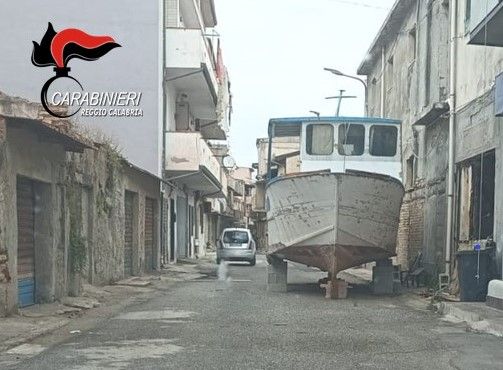 Gioia Tauro, “parcheggia” la barca in mezzo alla strada: denunciato