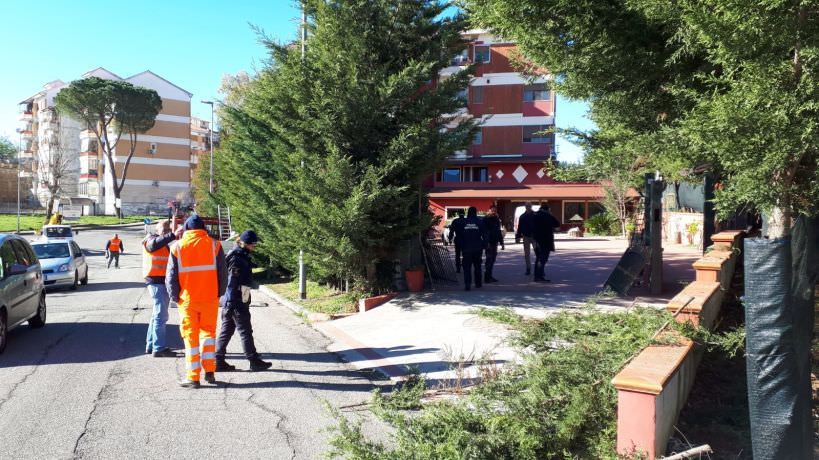Cosenza, via l'abuso segnalato da "Striscia la notizia" (che elogia Occhiuto)