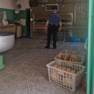 Sanzionato panificio con i locali anneriti dal fumo: era adibito anche a deposito di legna
