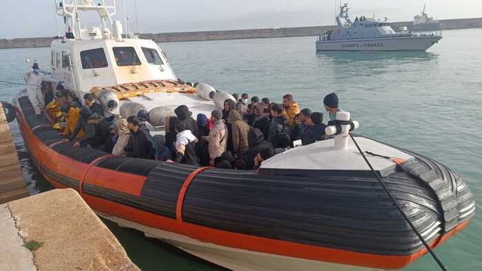 Due sbarchi in poche ore al porto di Crotone, soccorsi in totale 161 migranti
