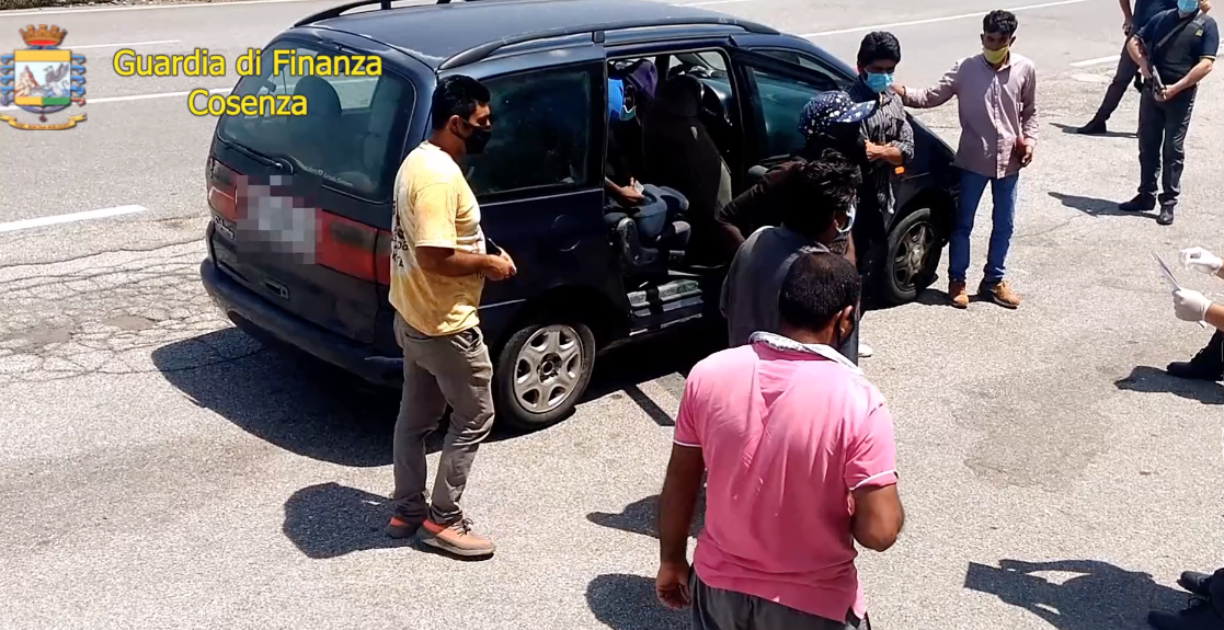 Braccianti come schiavi nella Sibaritide. Finti matrimoni e paghe da fame per arricchire i padroni