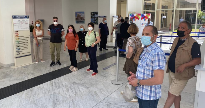 Terme Luigiane, i lavoratori occupano l’ingresso della Cittadella regionale