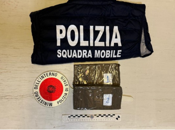 Viaggiavano con un chilo di eroina in auto, arrestati due coniugi a Crotone