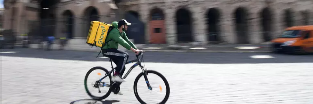 Paghe «sotto la soglia di povertà»: Glovo nel mirino