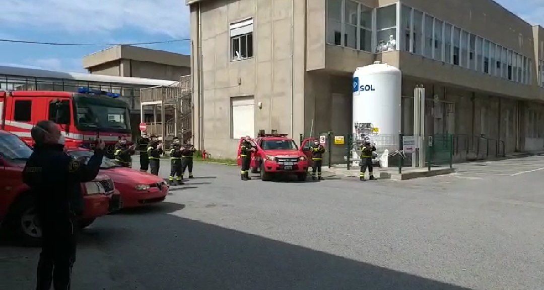 I vigili del fuoco omaggiano i sanitari del Gom di Reggio Calabria -VIDEO