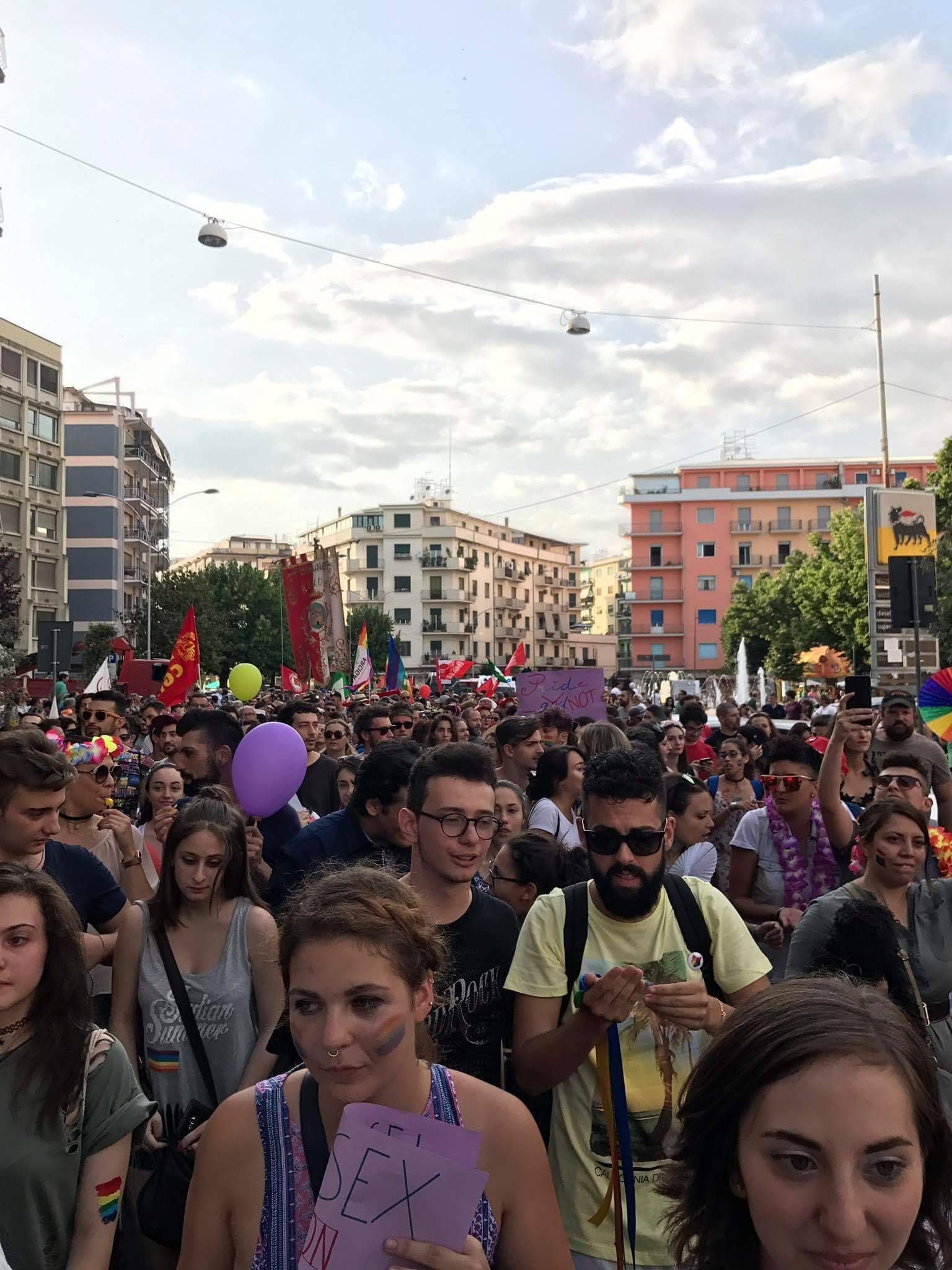 Primo "Gay pride" a Cosenza, festa con mille persone