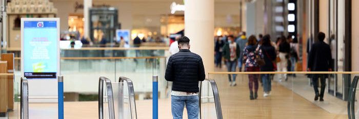 Uomo accoltella cinque persone in un centro commerciale: c’è un morto