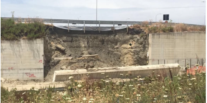 Crollo sulla 106, processo rinviato di un anno