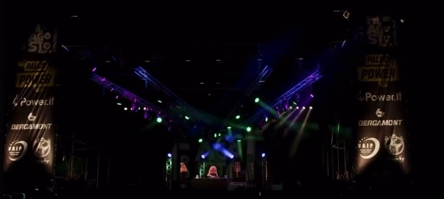 “Invasioni” a Cosenza, proiettata la frase “Meloni evapora”. «Fatto grave»