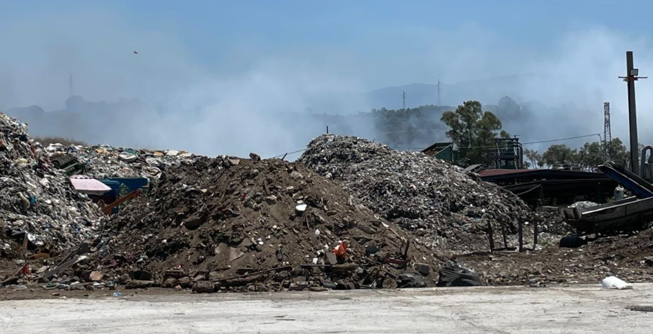 Incendio a Palmi, c’è ancora allarme per la nube tossica nella Piana