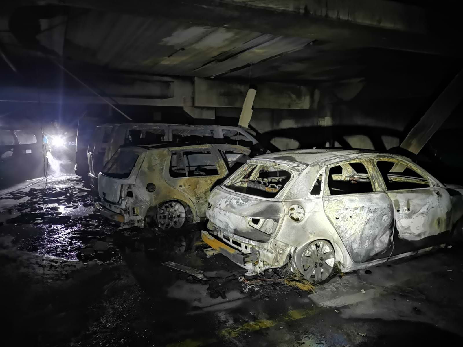 Corigliano Rossano, una decina di auto in fiamme in un multipiano. Si sospetta il dolo