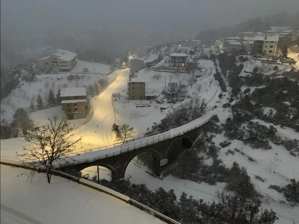 Calabria nella morsa del gelo, neve (anche) in collina