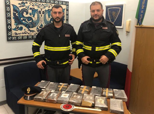 Beccati con 16 chili di coca sull'autocarro, calabresi in manette sull'A1