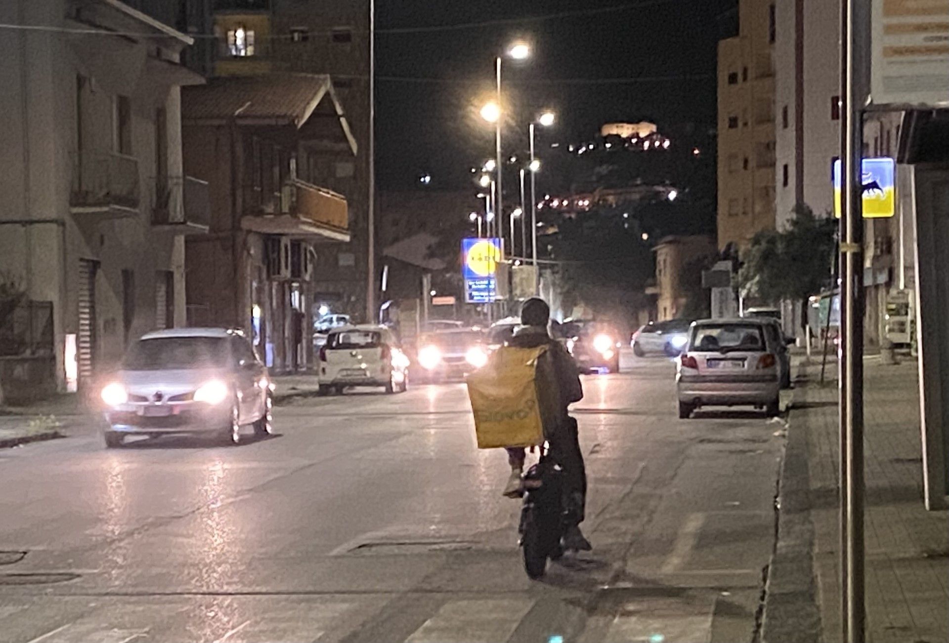 Maltempo, buio e strade dissestate. Storie dei rider che sbarcano il lunario senza tutele