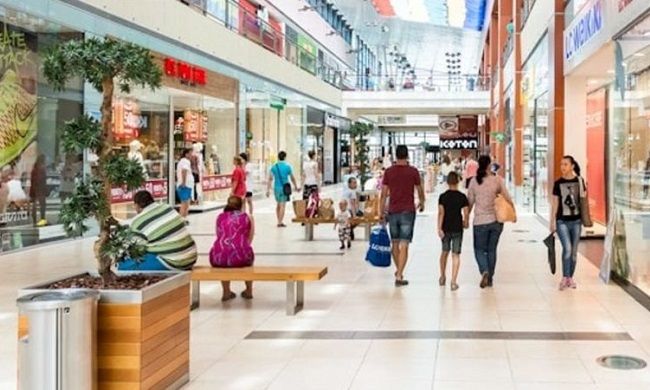 L’appello della Cgil: «Centri commerciali chiusi nei weekend»