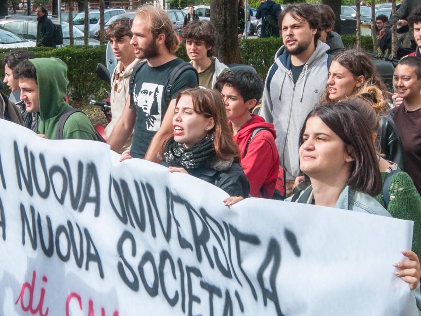 «Soldi alla scuola e non alla guerra», studenti in piazza contro il Governo Meloni