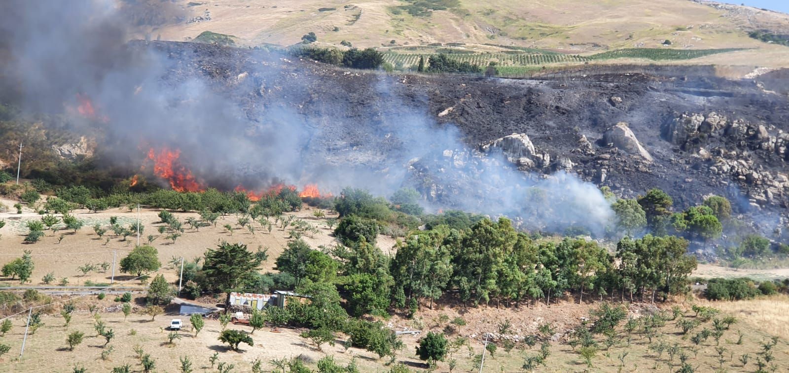 L’assedio del fuoco al Centrosud: oltre 1200 roghi