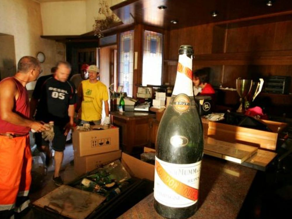 Antichi affreschi trovati nell`ex pizzeria della `ndrangheta a Lecco