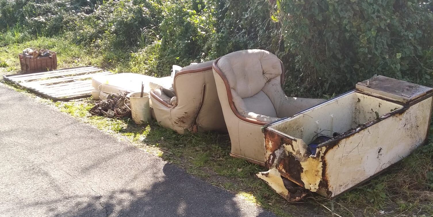 Discarica “deturpa” Camoli di Amantea, in sette si calano in un vallone per pulire – FOTO