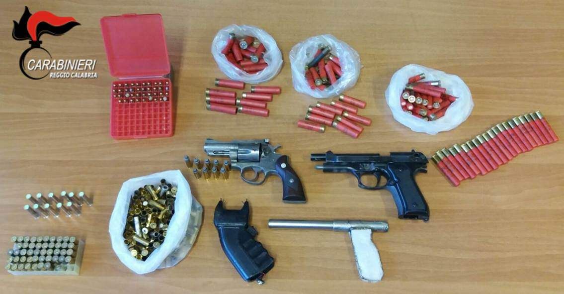 Reggio, arrestato un 19enne: custodiva un mini arsenale
