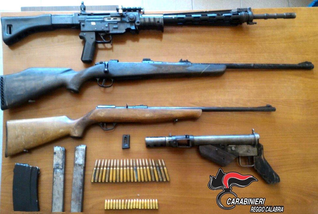 Mitragliatori e fucili in cantina, due arresti a Reggio