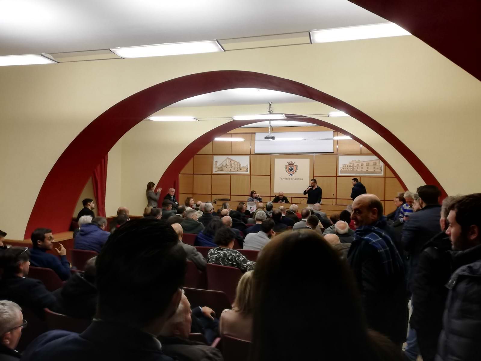 Miccoli incontra i dem cosentini e promette trasparenza. Assenti i ribelli