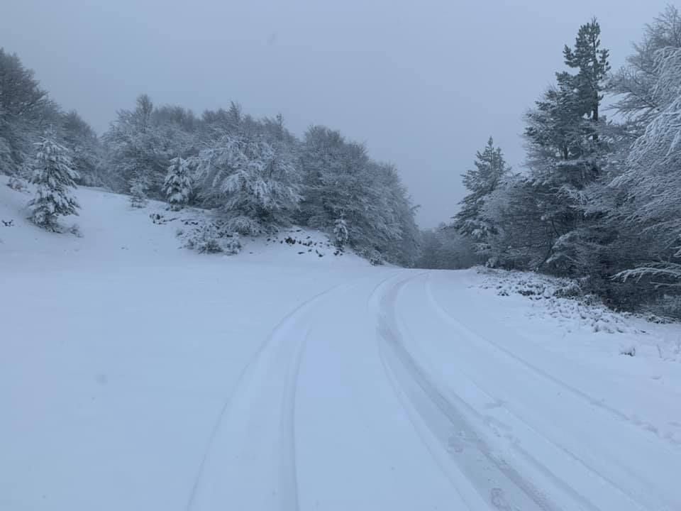 Cade la prima neve, imbiancato monte Botte Donato – FOTO