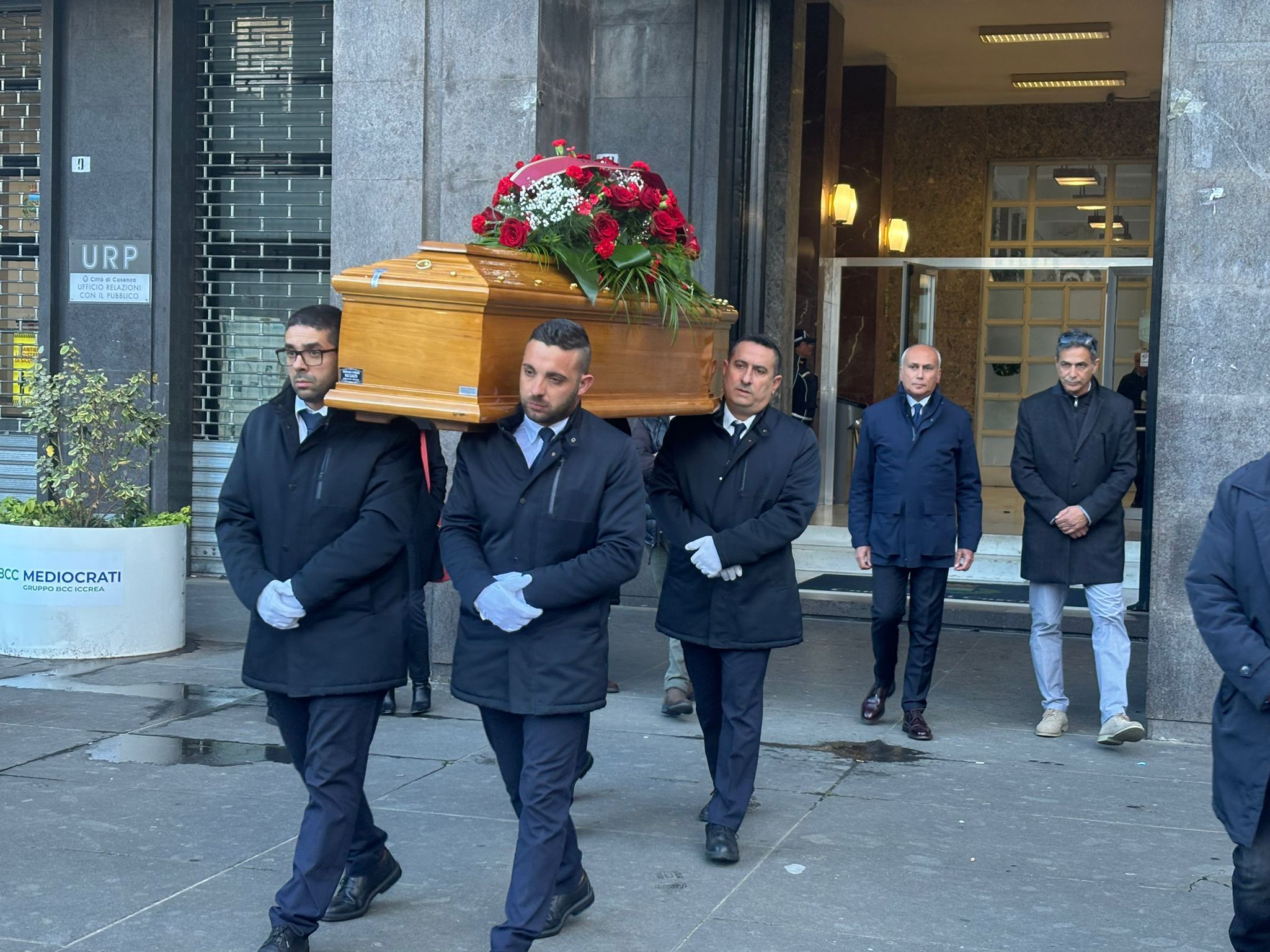 «Un socialista da ammirare e imitare». La commozione di Franz Caruso al funerale di Pino Iacino