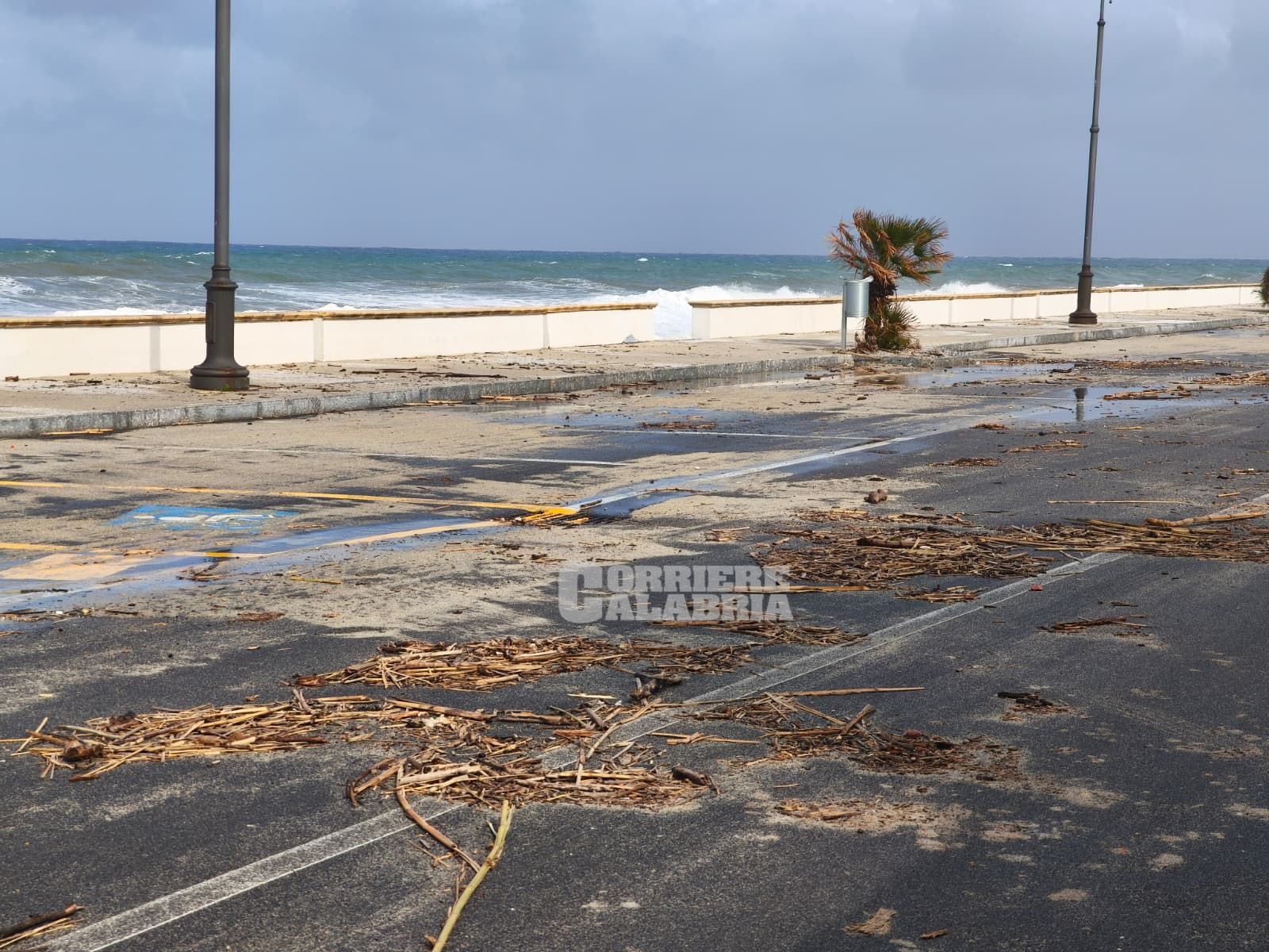 La Costa degli Dei sotto assedio del ciclone con onde alte e raffiche di vento. Danni da Tropea a Pizzo – FOTO