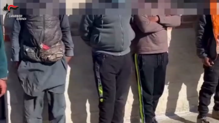 Il business e gli schiavi nei campi: 15 arresti e sequestri per 15 milioni di euro – VIDEO – NOMI