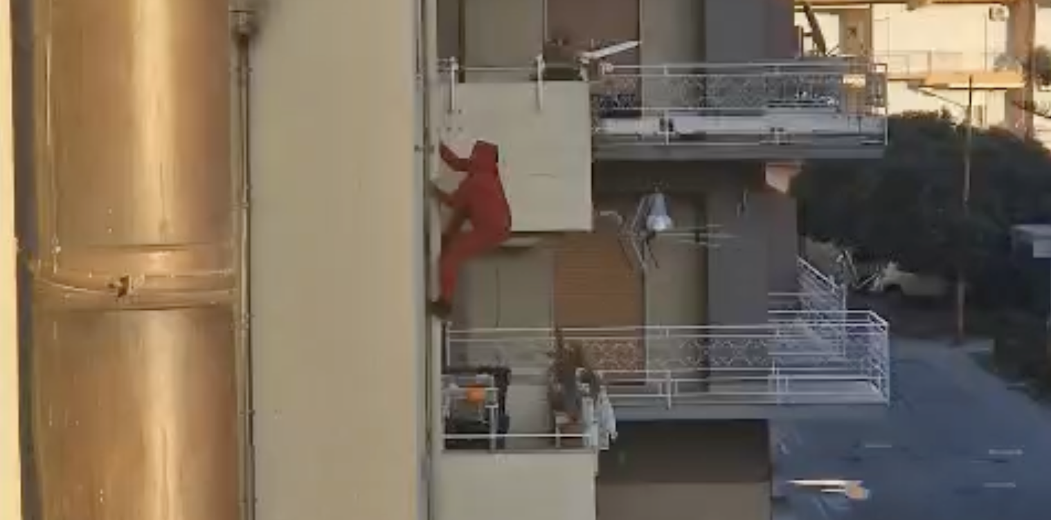 Si aggrappa a un tubo e sale sul balcone: la “scalata” di un ladro acrobata a Cirò Marina – VIDEO
