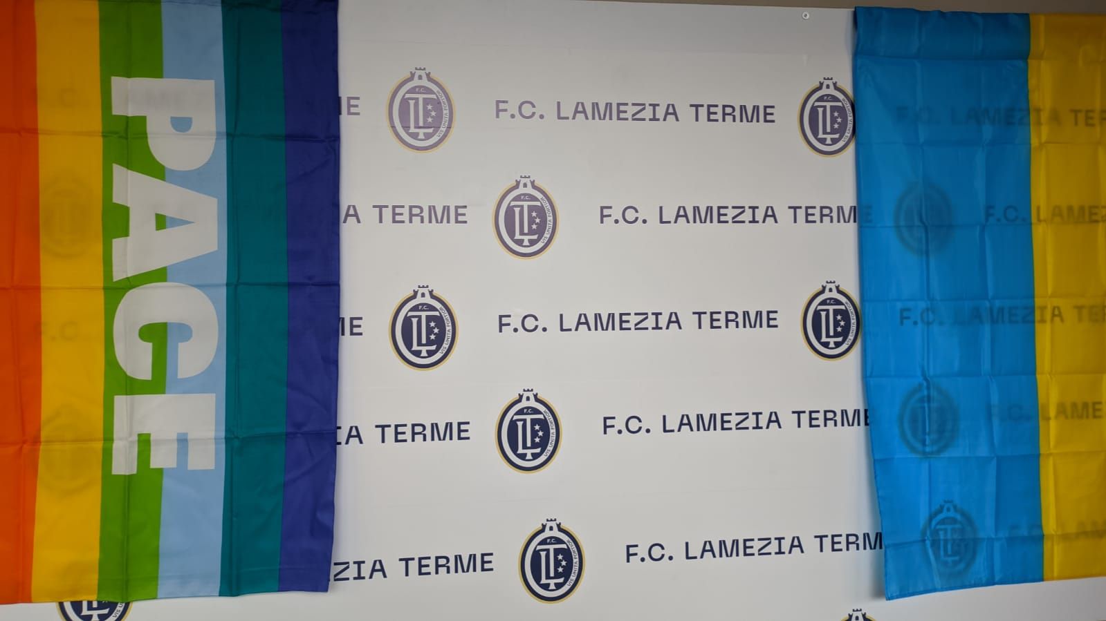 Lamezia, il bus della solidarietà per aiutare l’Ucraina. Saladini: «Sostenere chi ha bisogno» – VIDEO