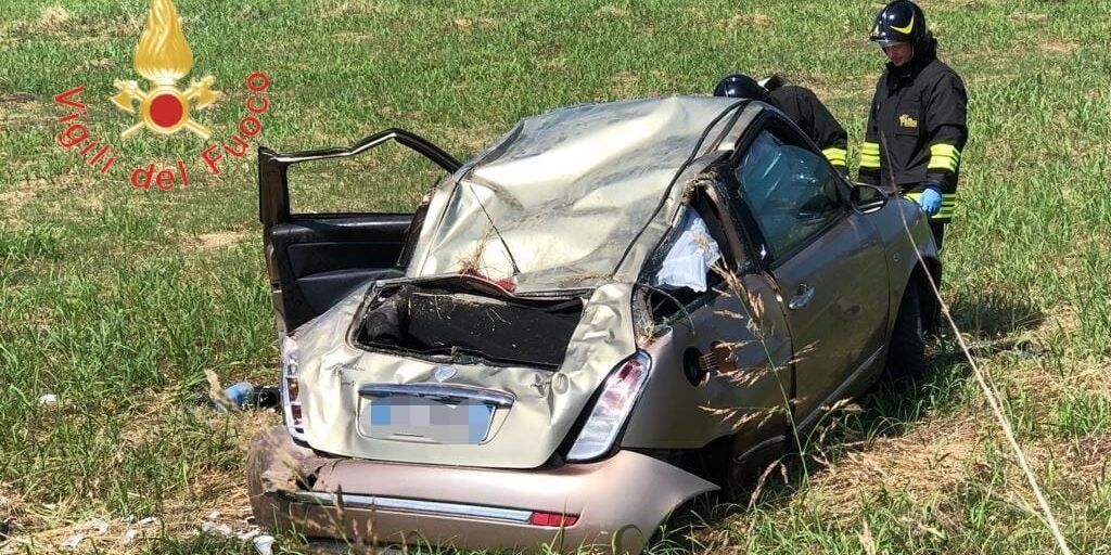 Auto si ribalta e finisce fuori strada, apprensione per un giovane a Rende