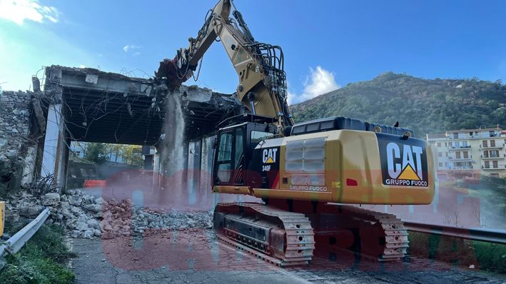 Corigliano Rossano, iniziata la demolizione di una paramassi sulla statale 188 – VIDEO